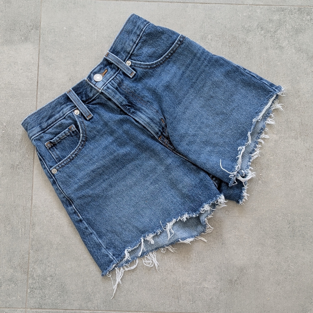 Levi’s‎ High Waisted Mom Denim Shorts Size 25